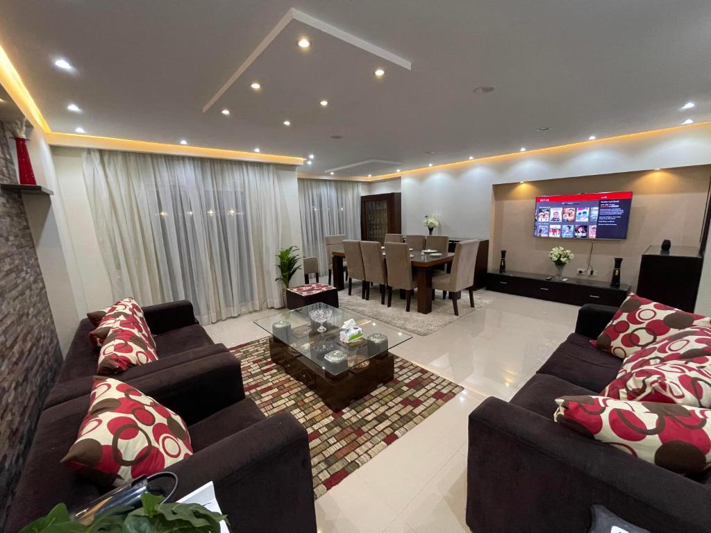 Superb & comfy 3BDR apartment with outstanding view شقة فندقية فاخرة فيو رائع للمطار, Káhira