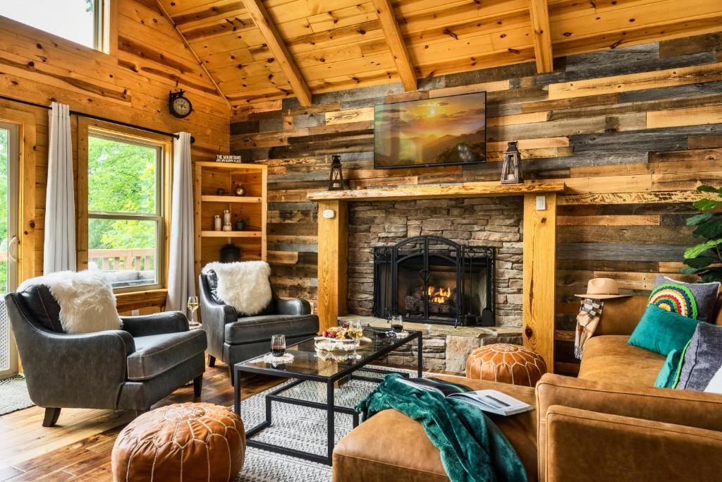 Mountainside - New Luxury Cabin-Fire Table-Hot Tub-3 Pools-PS5-Bears, Gatlinburg