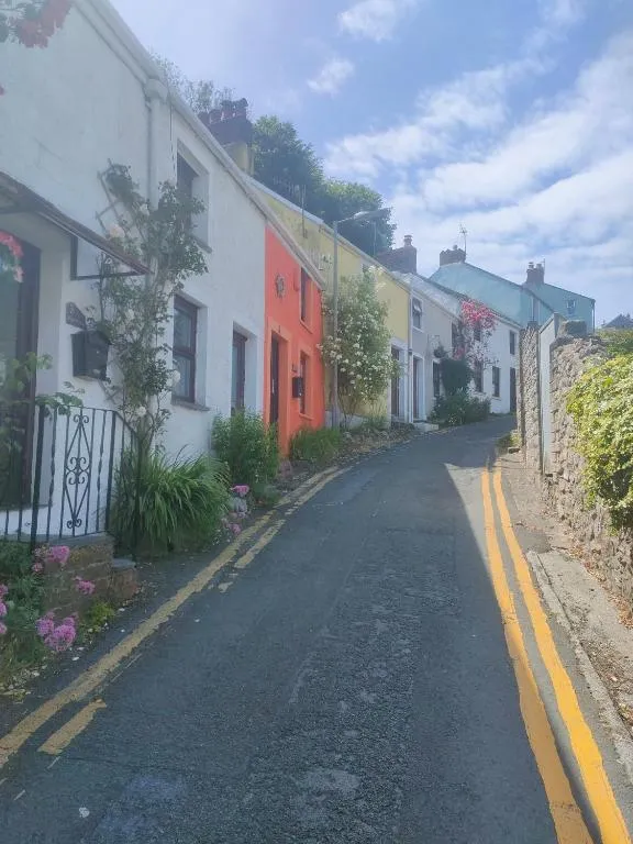Fishermen's cottage with log burner, 2 bathrooms & sea views from garden terraces, hotel in The Mumbles