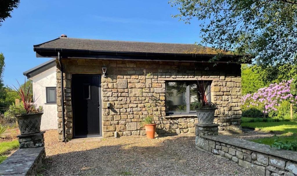 Locka Old Hall Cottage, Arkholme - pet-friendly stay