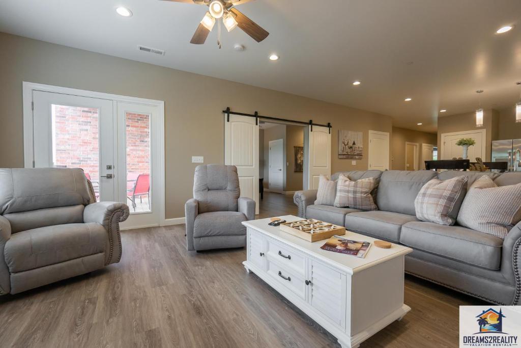 Walk-in - Close to 76 Strip - Resort Amenities - FREE TICKETS INCLUDED - FH-G203, Branson