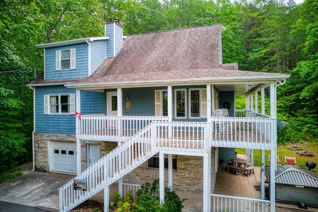 Berg Stuga, Free Attraction Tickets, Game Room, Hot Tub, WIFI!!!, Townsend