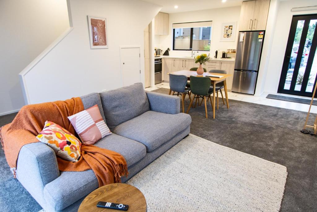 Tranquil 2 bed townhouse w/carparking