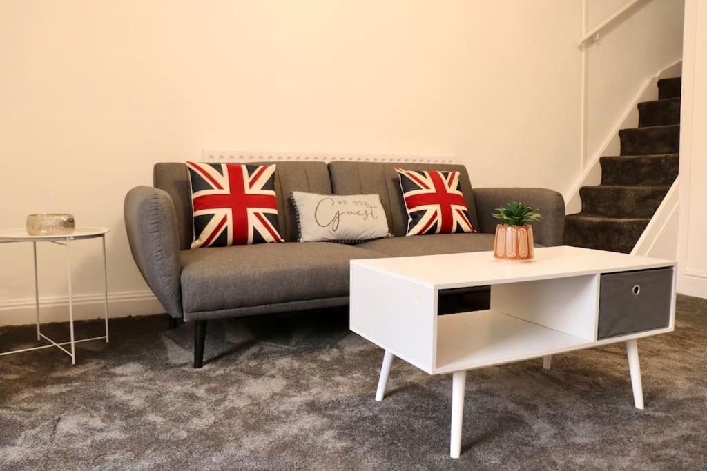 Charming 3 Bedroom Property FREE WiFi & Parking