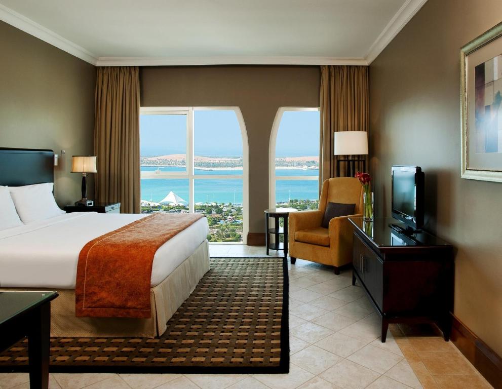Abu Dhabi Sheraton Khalidiya Hotel room