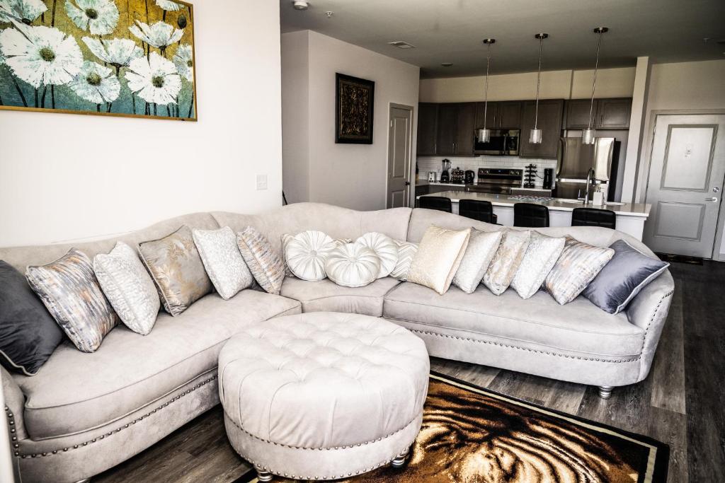 Regal Apt with King & Queen Bed for Long-Term Stay, Whitestown