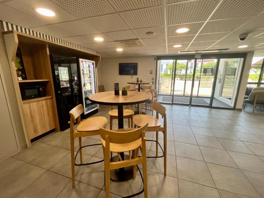 Shared lounge/TV area, B&B Lyon Aéroport Saint-Quentin-Fallavier in Saint-Quentin-Fallavier