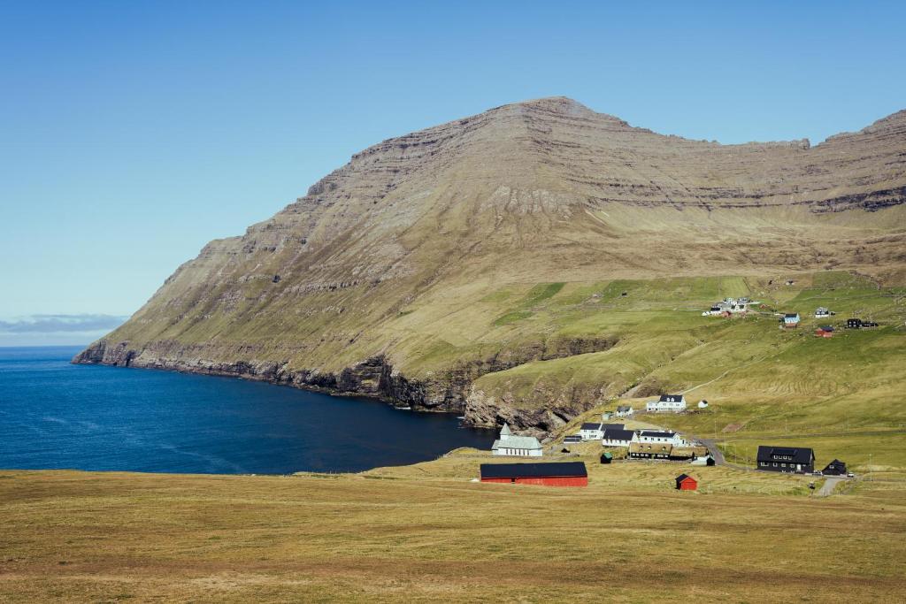 Sea and Mountain View - Scenic Village - 2BR House, Viðareiði