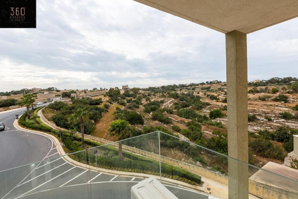 Designer 3BR home, w/ lovely green views & WIFI by 360 Estates, Marsaxlokk
