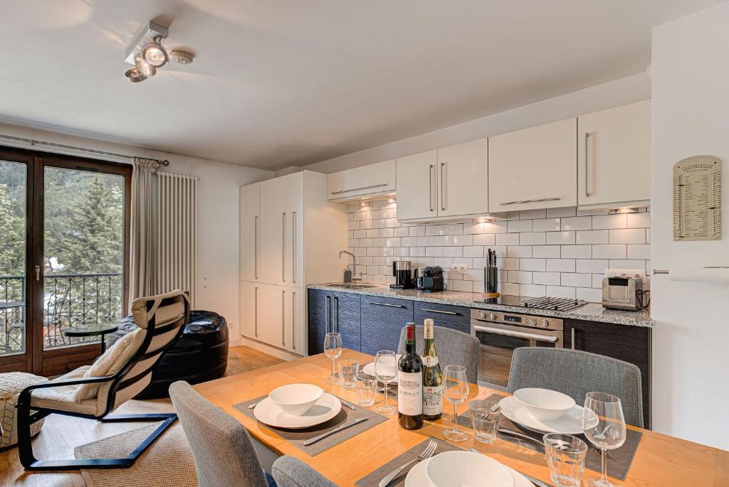 Apartment Cosmiques, Alpes Agency, Central Chamonix, Sleeps 4 - 2