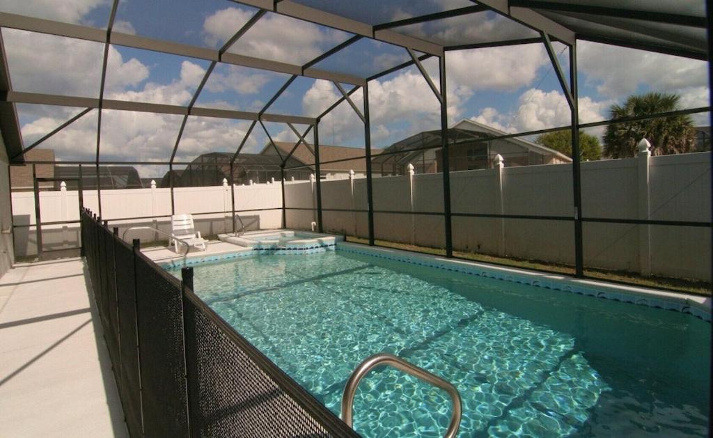 Emma Castle - private fenced home 3 miles to Disney, Kissimmee