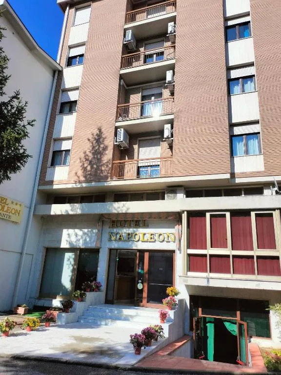 Hotel Napoleon, מלון בפונטרמולי