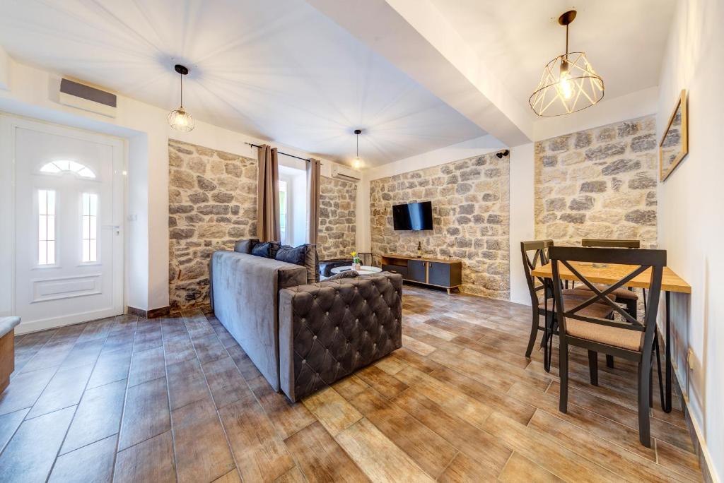 Happy Home Apartments - 1
