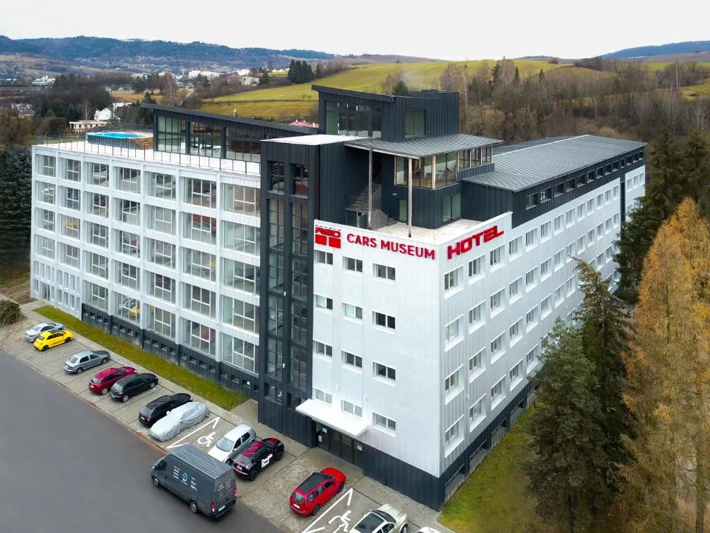 HOTEL DOUBLE RED CARS Museum, hotel in Brezno