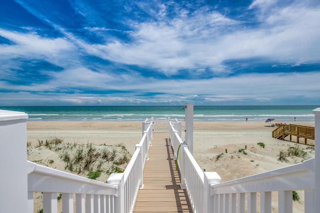 Low Tide Too-Stunning Oceanfront Home, Myrtle Beach
