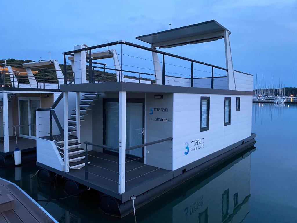 Floating house ARENA 3, Pula