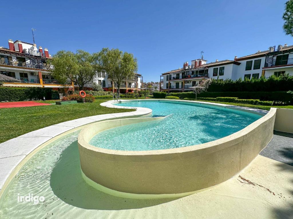 MUL001 Bright 2 bedroom Apartment with Pool View - 4