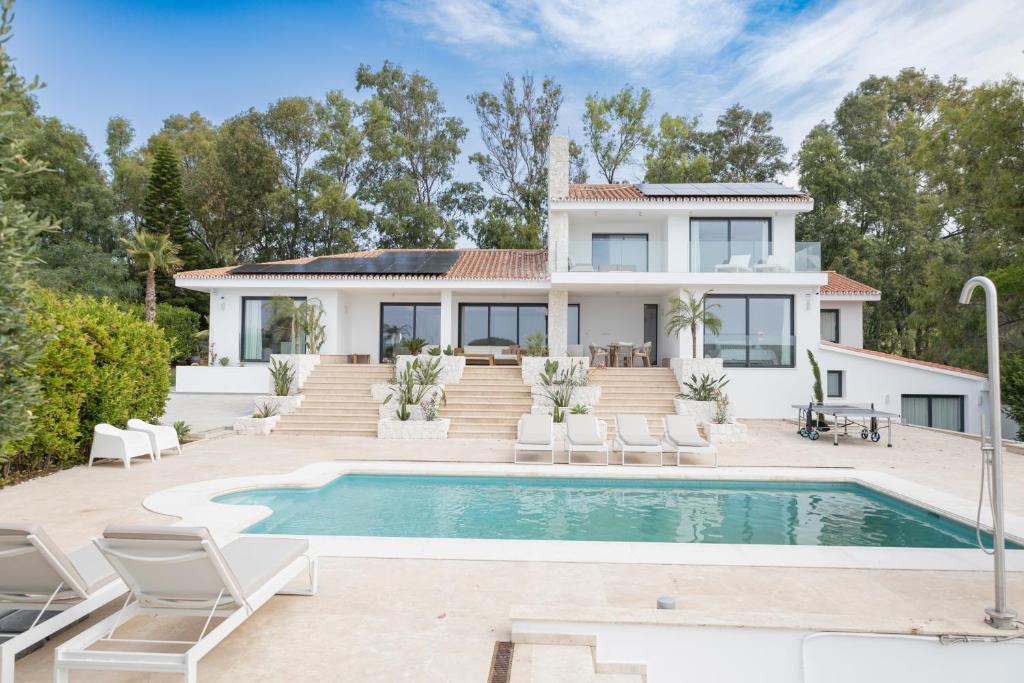 Large 5 bedroom Villa with heated pool + sea views, Marbella