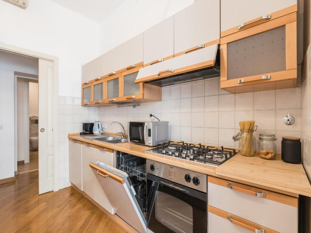 The Best Rent - Spacious three-bedroom apartment near the Colosseum - 2
