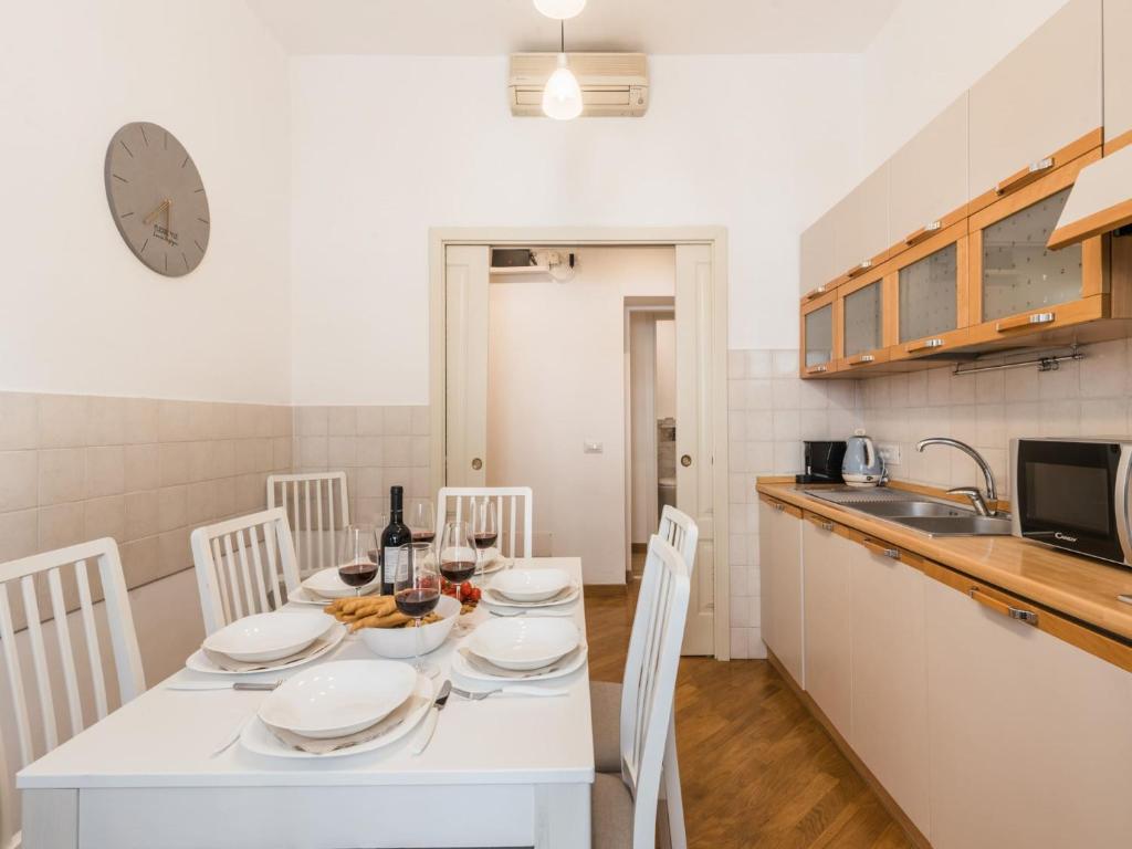 The Best Rent - Spacious three-bedroom apartment near the Colosseum - 3