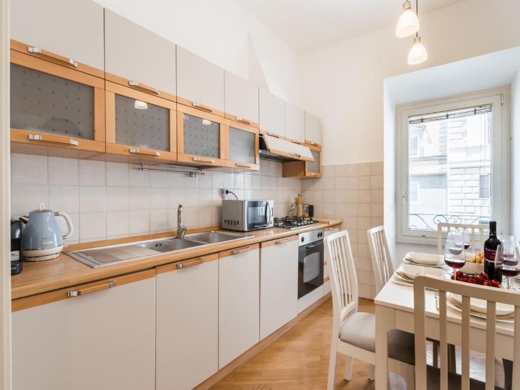 The Best Rent - Spacious three-bedroom apartment near the Colosseum - 4