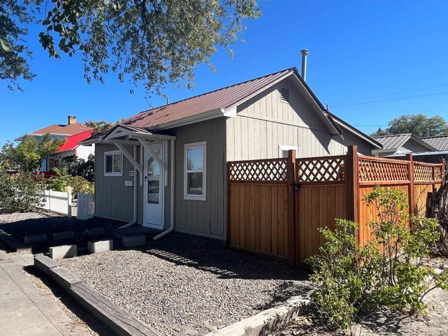 Cheerful pet-friendly bungalow right in town