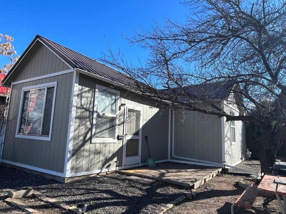 Cozy downtown bungalow minutes from Black Canyon