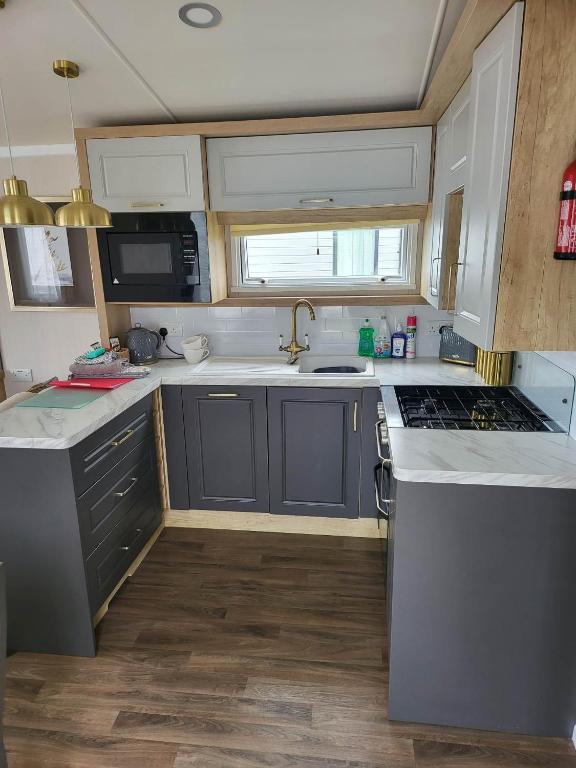 LUXURY STATIC CARAVAN HIRE KILN PARK TENBY photo