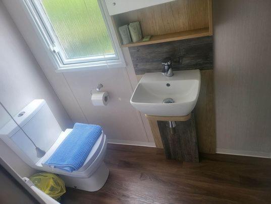 LUXURY STATIC CARAVAN HIRE KILN PARK TENBY photo