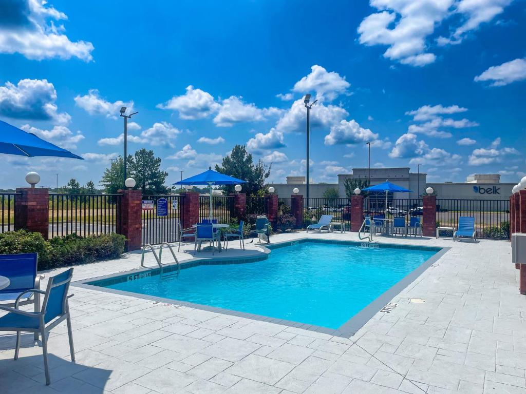 Holiday Inn Express Mccomb Hotel photo