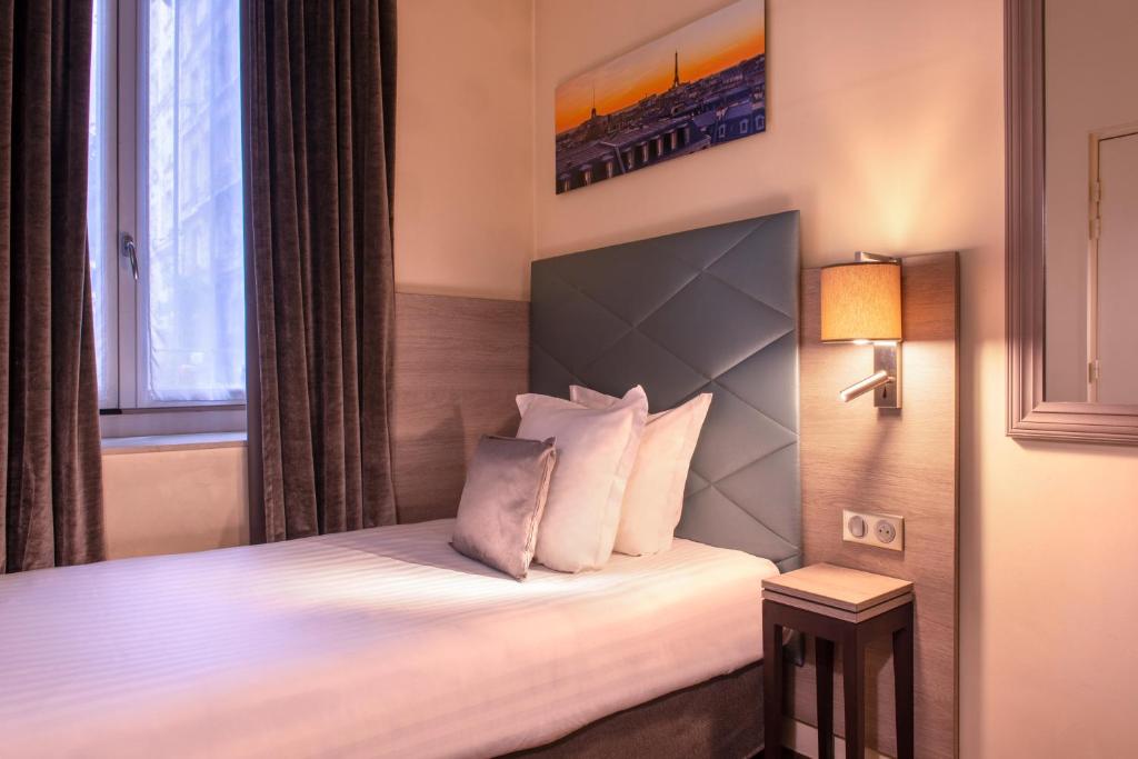 Aston Hotel photo