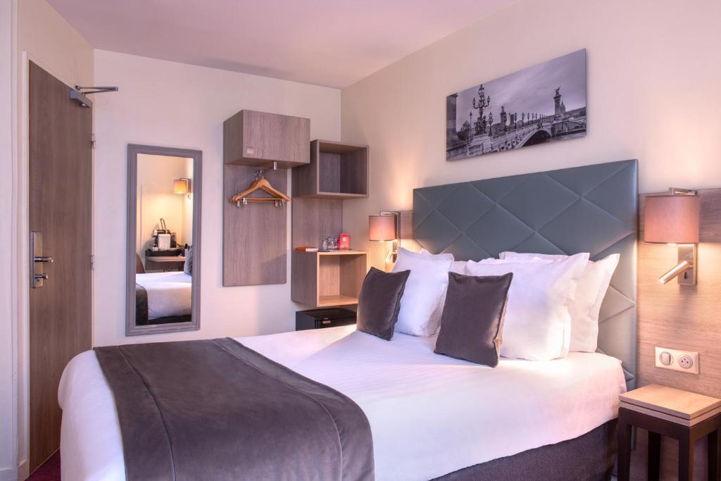 Paris Aston Hotel room