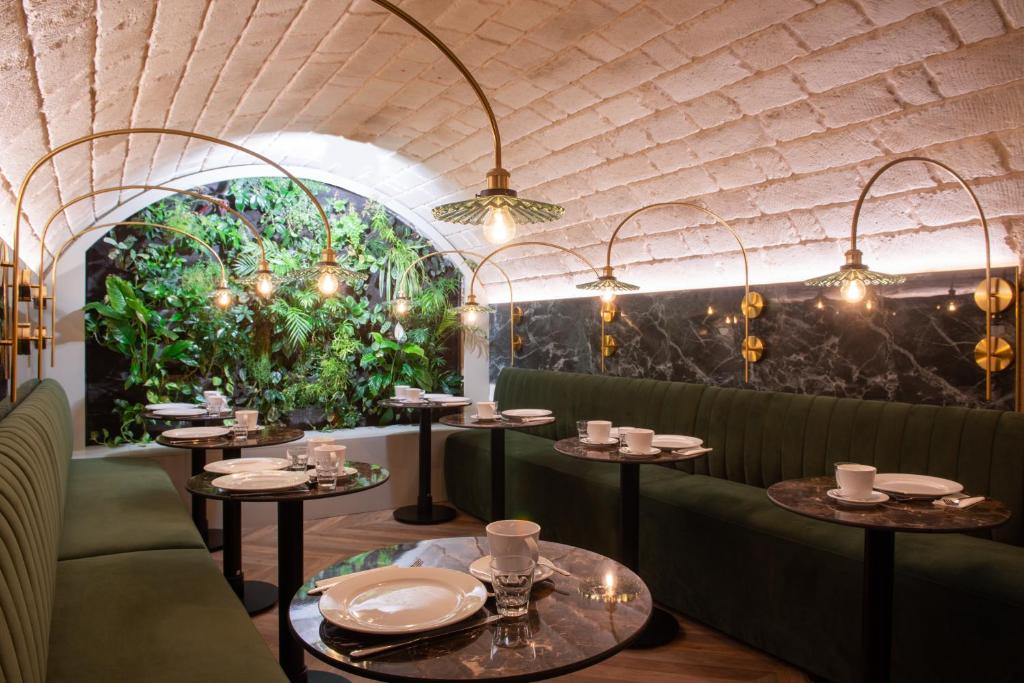 โรงแรมแอสตัน (Aston Hotel)