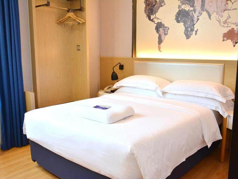 Kyriad Marvelous Hotel Guangzhou Shisanhang Shangxiajiu photo