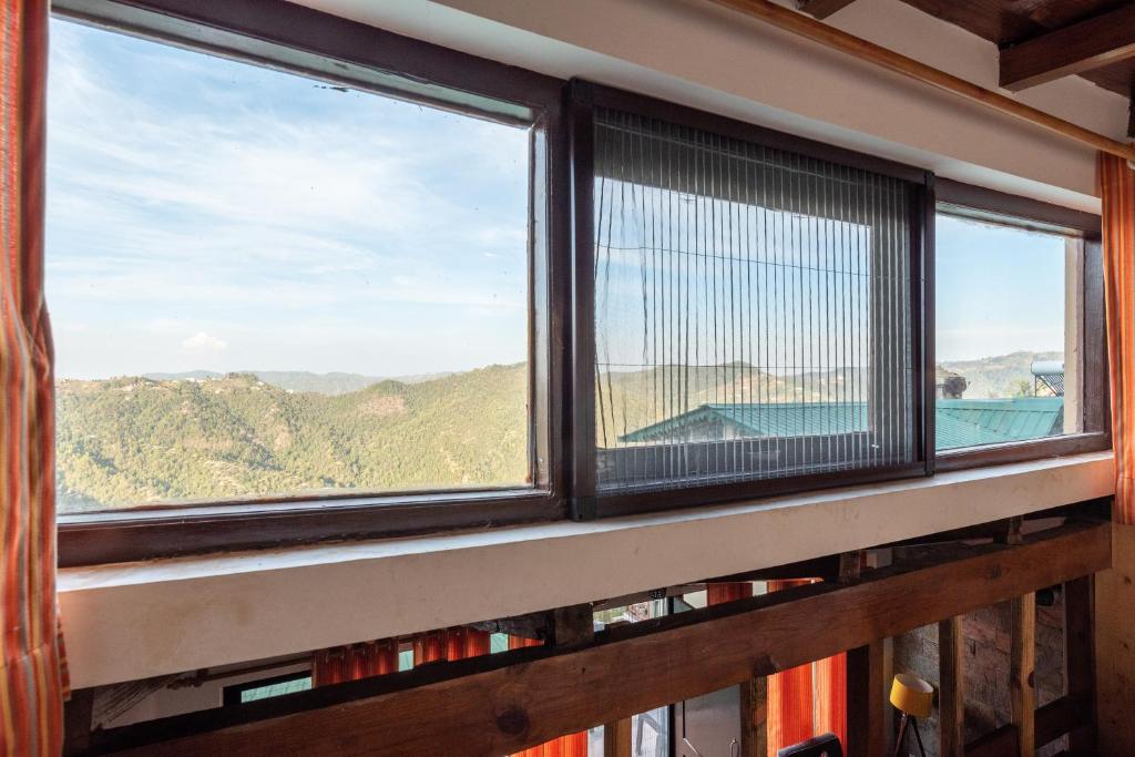 Belle Vue, Studio overlooking the hills w wifi by Roamhome photo