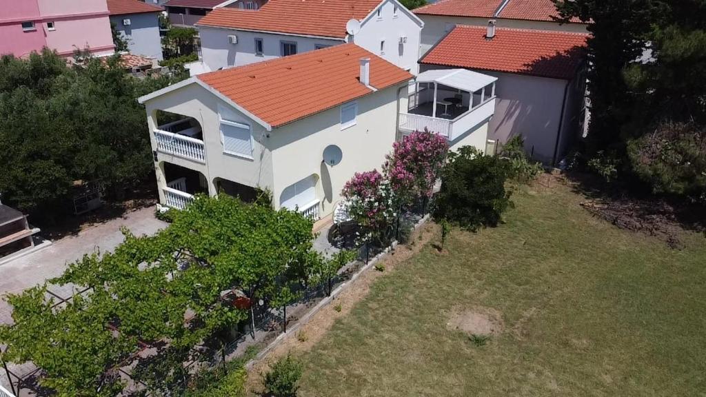 Šimić Apartmani, Nin