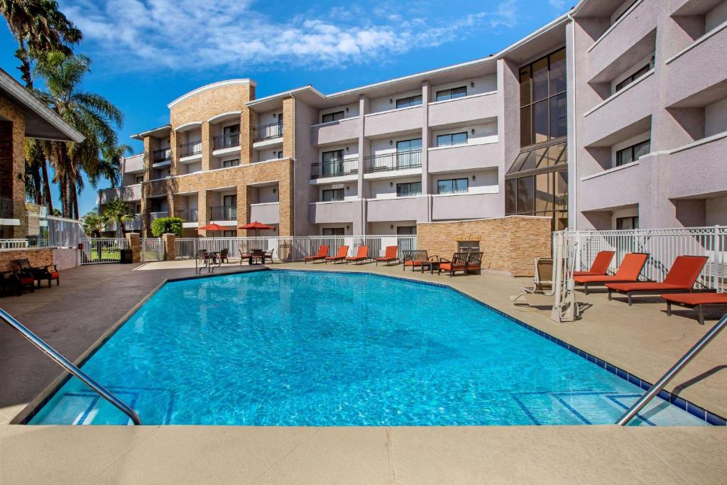 La Quinta Inn & Suites by Wyndham Pomona photo