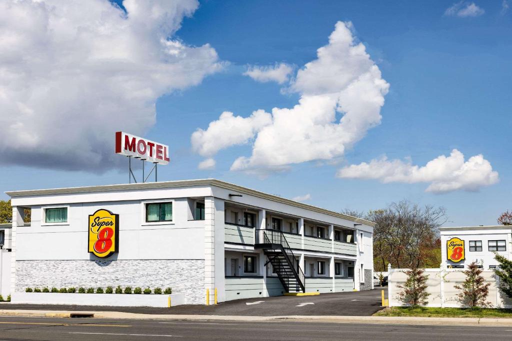 Super 8 by Wyndham Lindenhurst photo