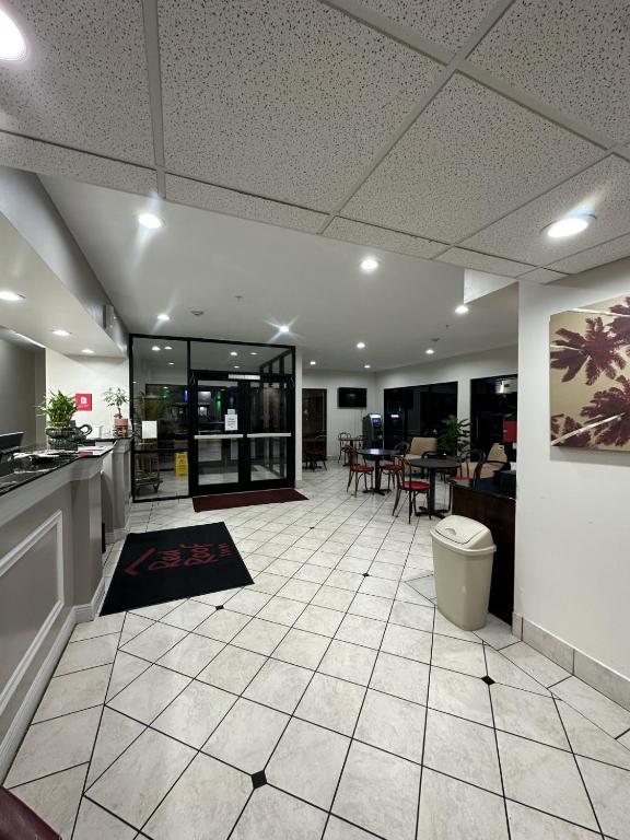 Red Roof Inn & Suites Biloxi photo