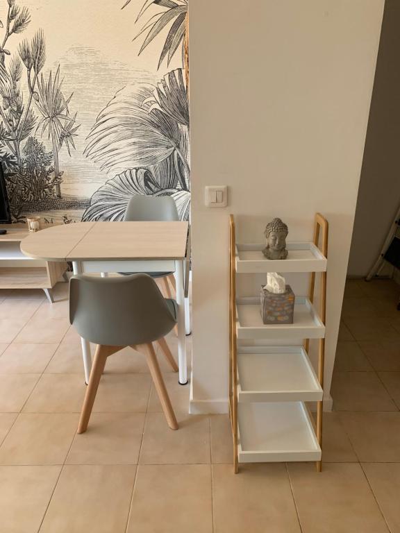 Joli Studio avec piscine - 2