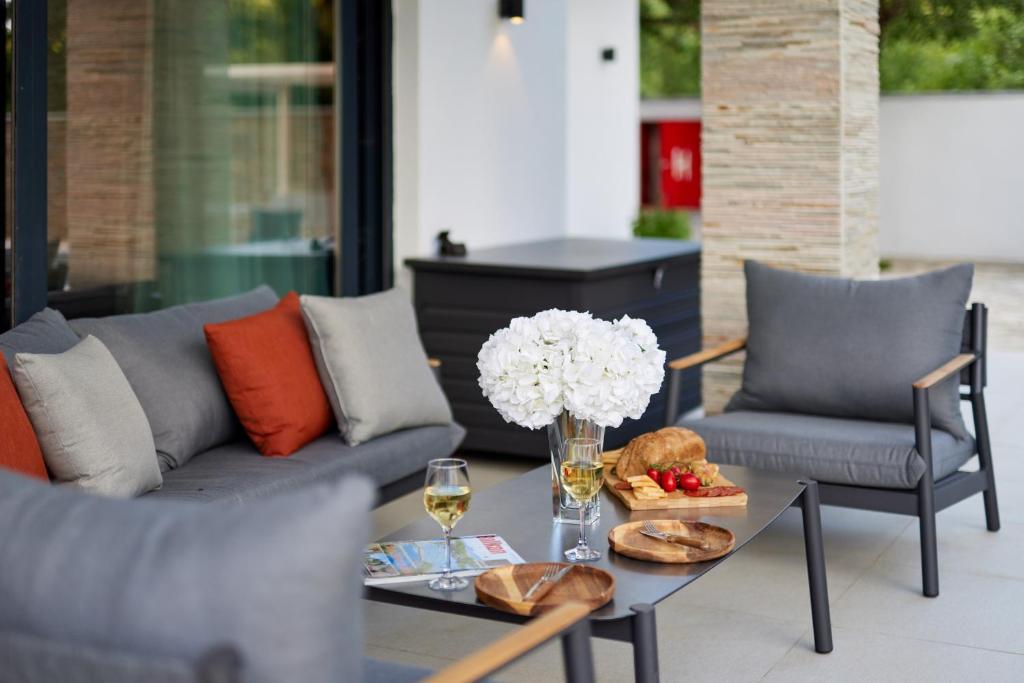 Villa Garden with Private Outdoor Pool - 4