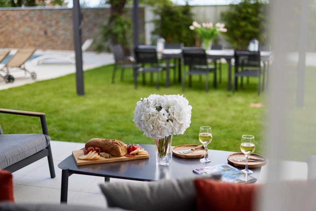 Villa Garden with Private Outdoor Pool - 5