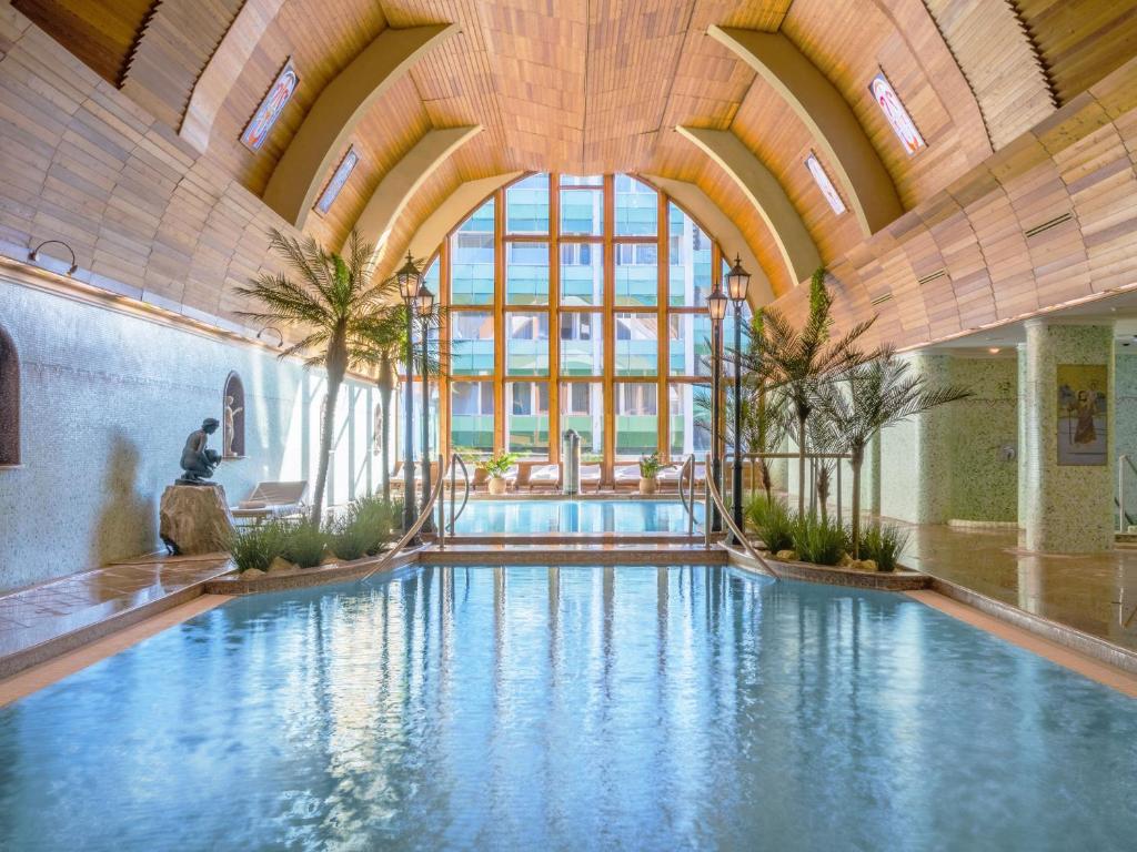 Swimming pool, NaturMed Hotel Carbona in Hévíz