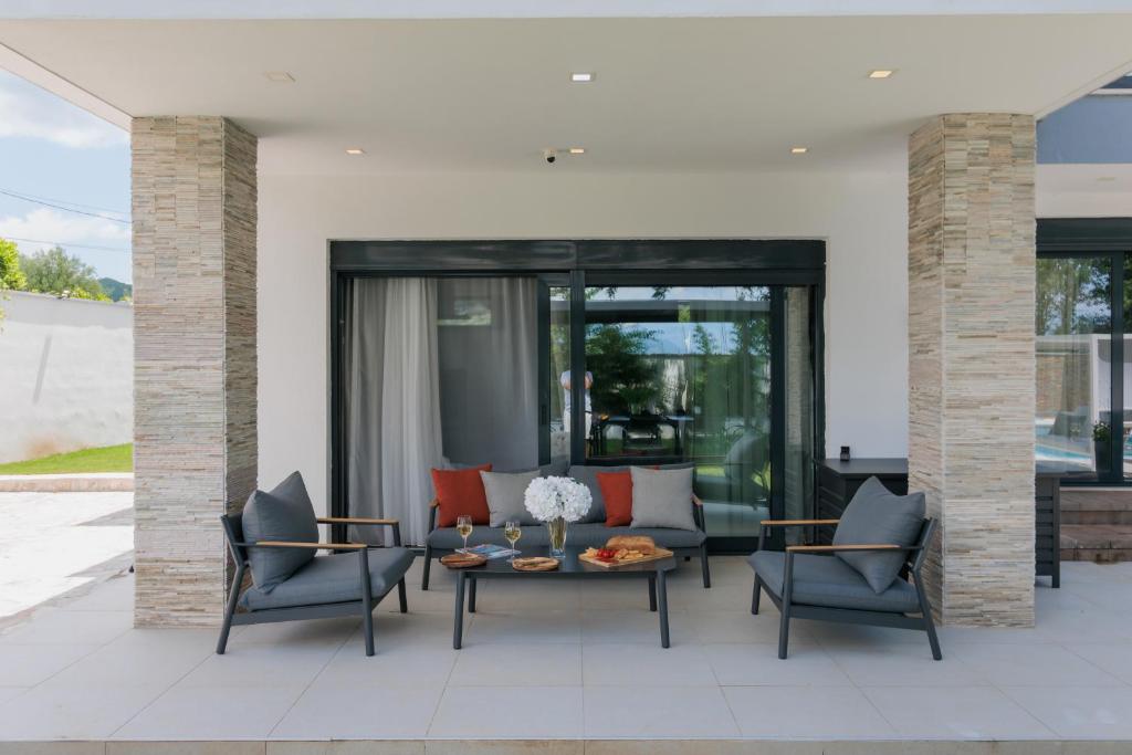 Villa Garden with Private Outdoor Pool - 2