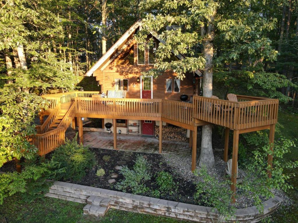 The Outlook - Pet Friendly, Grill, Wifi, View, Fire Pit, Deck, Family Friendly, Foosball, Game Room, King Bed, Fireplace, Morton Grove