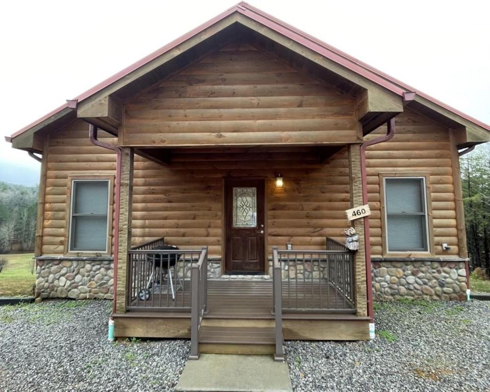 Charming Ruby Bear Home with Amazing View, Tellico Plains