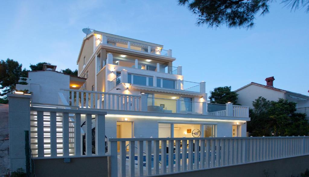 Apartments Villa Anamaria — Hotel in Okrug Gornji