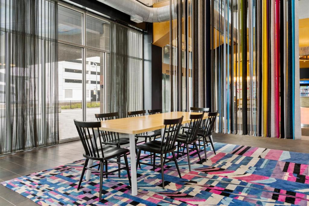 Aloft Chicago O'Hare photo