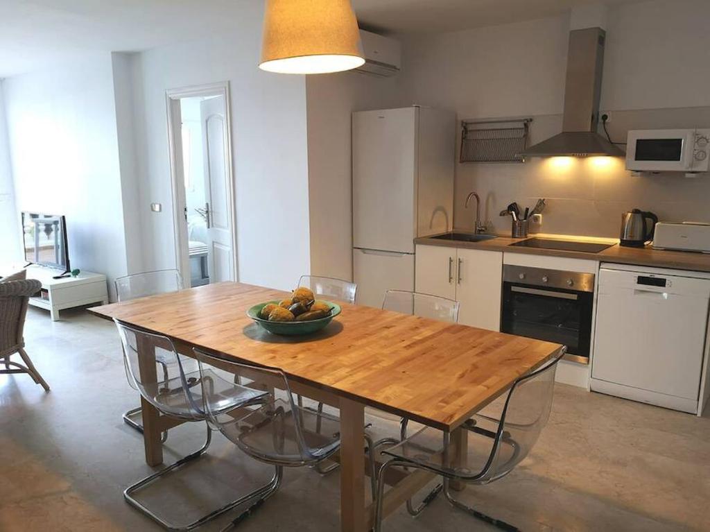 Modern apartment with pool on the beachfront in Marbella by SharingCo, Marbella