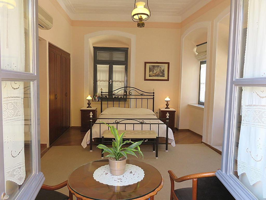 Phaedra Hotel — Hotel in Idra